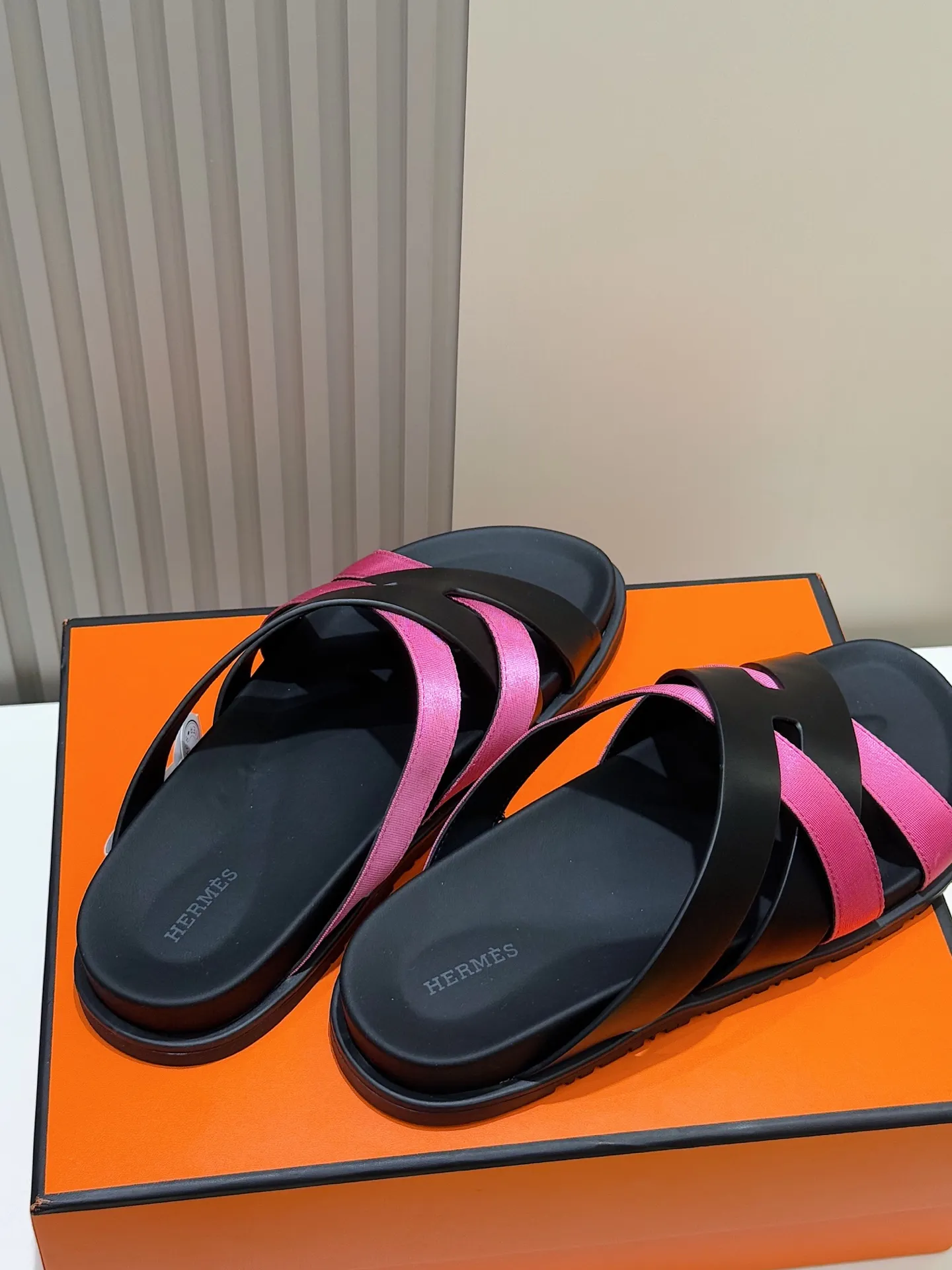 Batch 280 Hermes men's Kazimir slippers - top quality woven calfskin functional sandals, with interwoven uppers inspired by the "H" iconic pattern to create a casual look, perfect for summer. Imported cowhide + cowhide lining + rubber outsole Size: 38-44 (.45.46 customized)